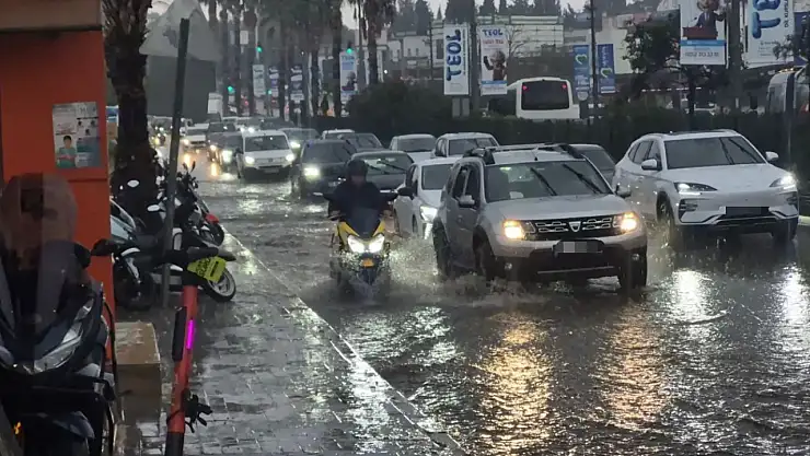 Cadde ve sokaklar sular altında kaldı