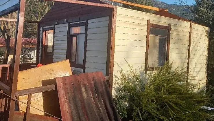 Çatılar uçtu, yapılarda hasar oluştu