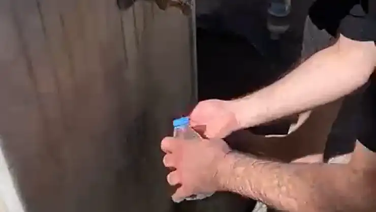 Cemaat pet şişeyle abdest aldı
