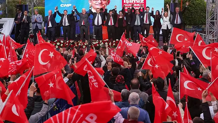 CHP Lideri Özel Marmaris'te Ak Parti Adayına Yüklendi: 'Parti Logosu Kullanmaktan Utanıyorlar'