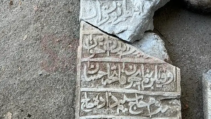 Çöplüğe Atılmış 200 Yıllık Mezar Taşı Bulundu