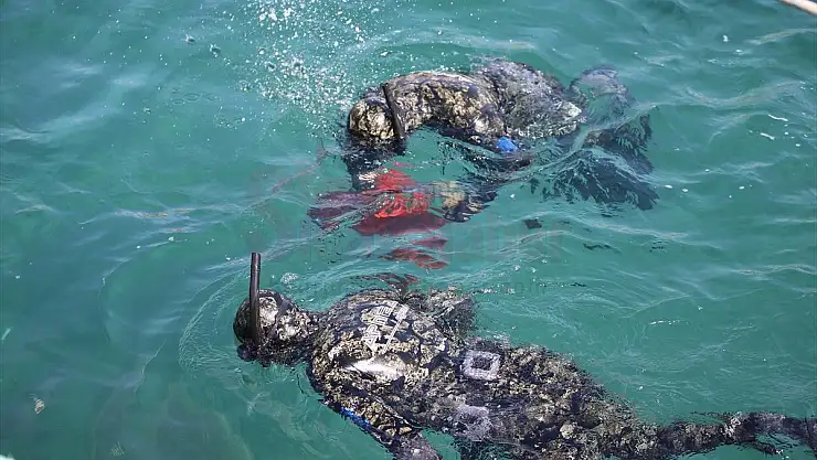 Dalgıçlar Deniz Dibi, Öğrenciler de Kıyı Temizliği Yaptı