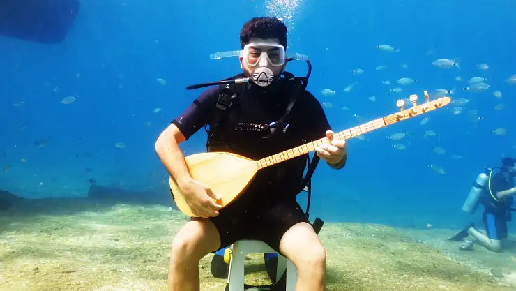 Deniz dibinde saz çalıp türkü söyledi