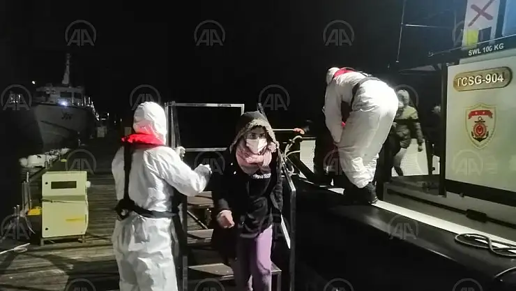 denizde sürüklenen lastik bottaki 13 düzensiz göçmen kurtarıldı