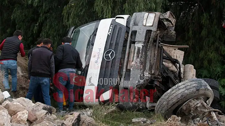 Dere Yatağına Uçan Kamyon Devrildi Trafik Felç Oldu