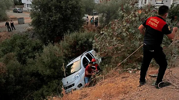 Dereye Düşen Araçta Sıkışan Kadın Kurtarıldı