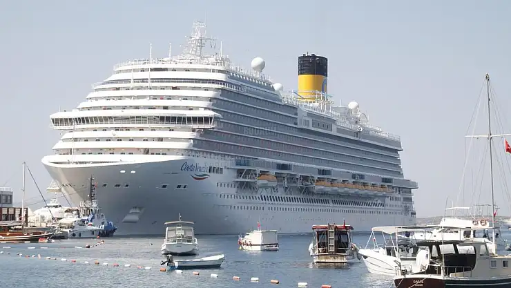 Dev İtalyan Yolcu Gemisi  Bodrum'a Demirledi