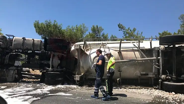 Devrilen Çimento Yüklü Tırdaki Yangın Söndürüldü