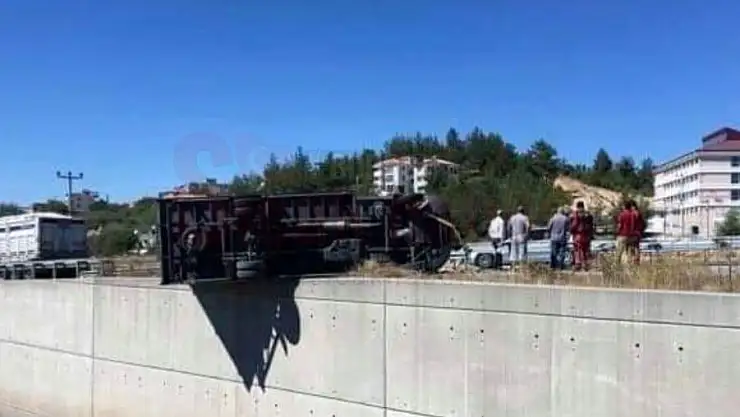 Devrilen Kamyon Askıda Kaldı!