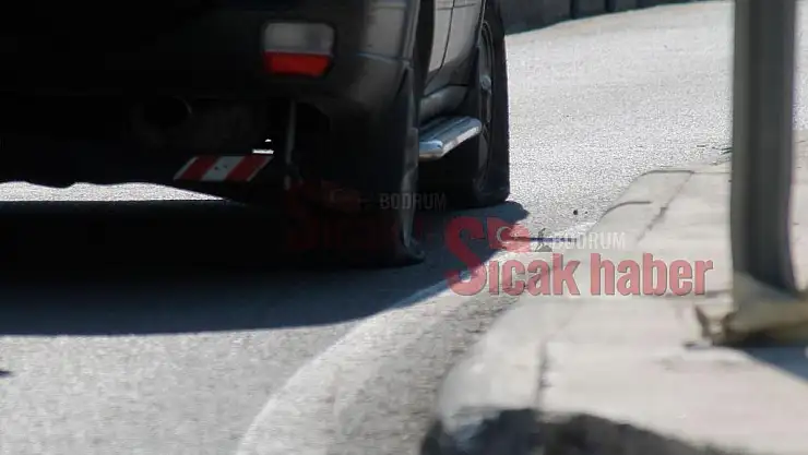 Dikkatsiz sürücü Aracı Kaldırıma Vurdu