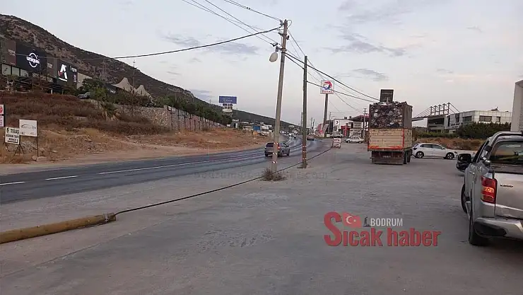 Dikkatsiz Sürücü Elektrik Direğini Yerinden Söktü