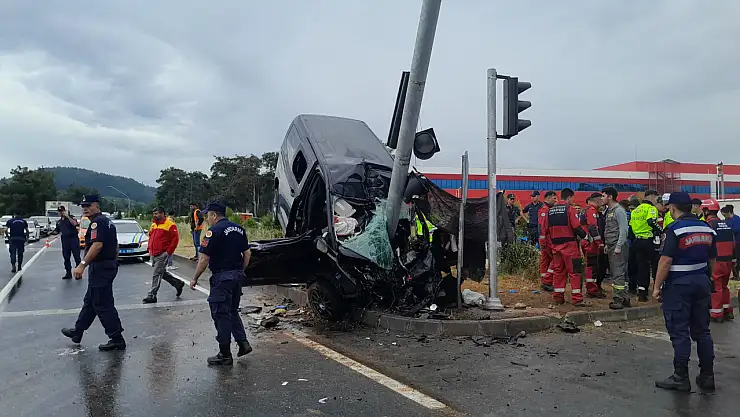 Direğe çarpan araç ikiye bölündü, sürücü hayatını kaybetti
