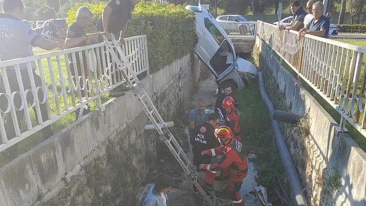 Direksiyon hakimiyetini kaybeden sürücü aracıyla dereye uçtu !