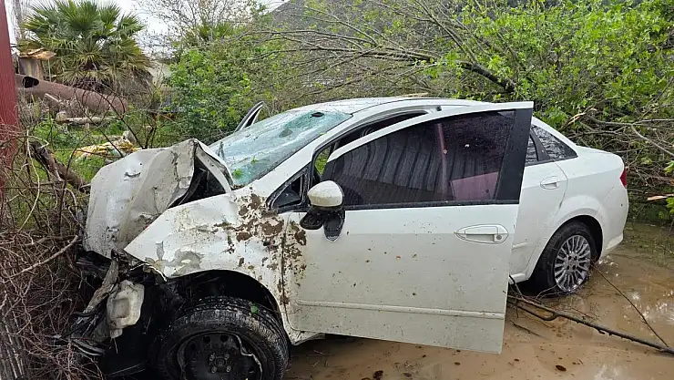 Direksiyon Hakimiyetini Kaybeden Sürücü Beton Şantiyeye Uçtu: 1 Yaralı