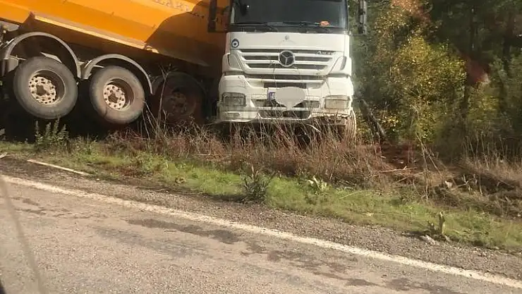 Direksiyon Hakimiyetini Kaybeden Tır Kaza Yaptı