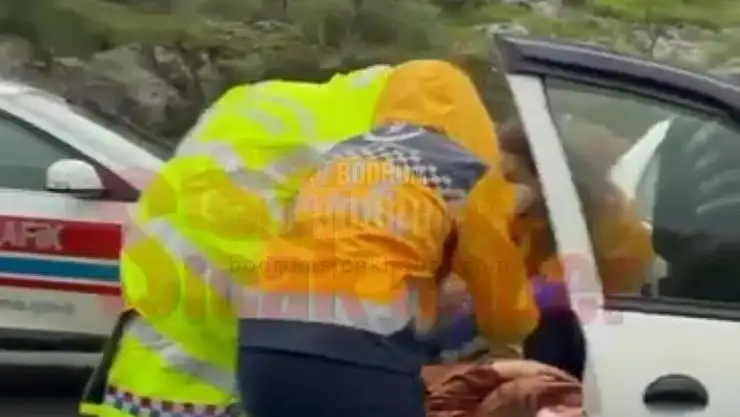 Direksiyon Hakimiyetini Kaybedip Kayalıklara Çarptı