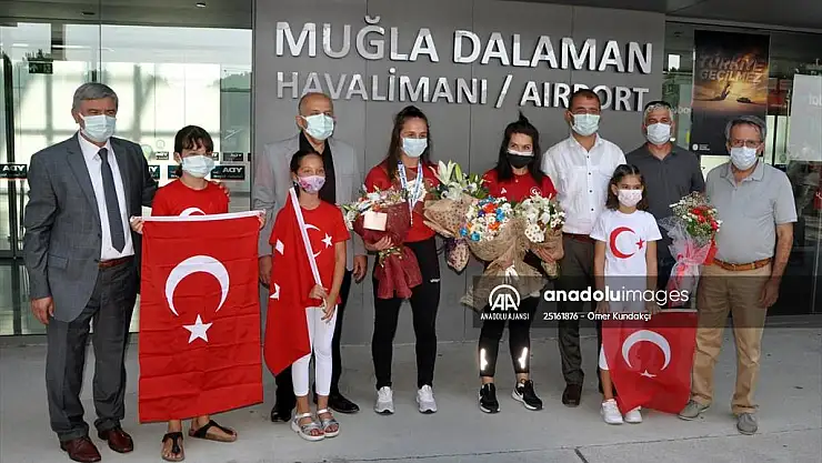 Dünya şampiyonu güreşçi Selvi İlyasoğlu, Muğla'da çiçeklerle karşılandı