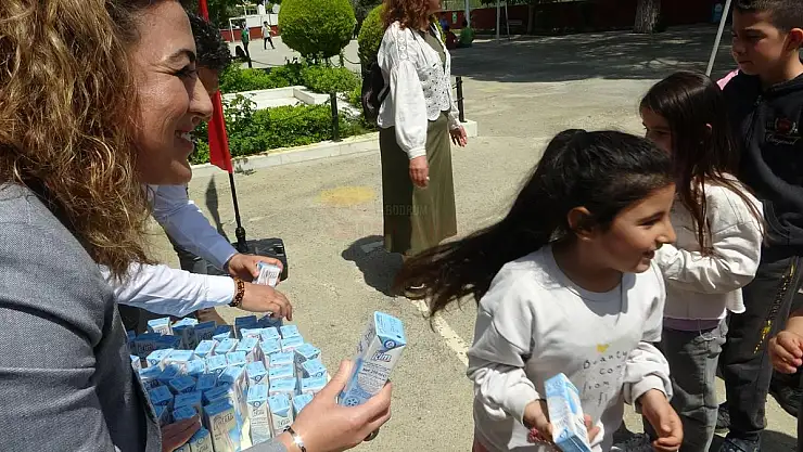 Dünya Süt Gününde Öğrencilere Süt Dağıtıldı