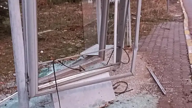 Duraktaki Cam Kırıkları Tehlike Saçıyor