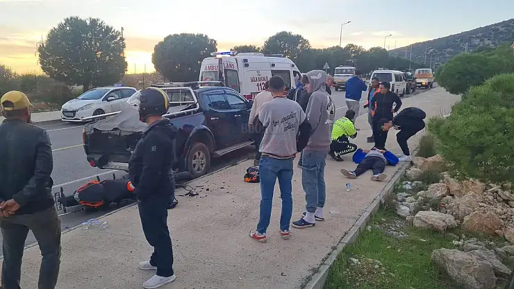 Duran Araca Çarpan 2 Genç Ağır Şekilde Yaralandı