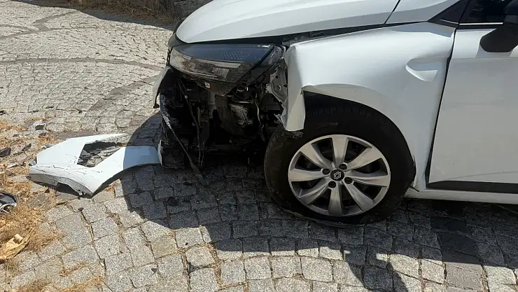 Duvara çarpan sürücü yaralandı !