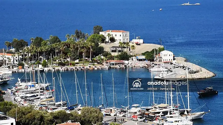 Ege ile Akdeniz'in buluştuğu Datça, bayramda nüfusunun dört katı turist ağırlıyor