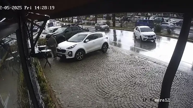 El freni çekilmeyen otomobil kazaya sebep oldu