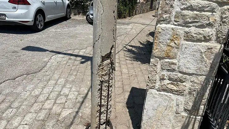 Elektrik Direği Tehlike Saçıyor