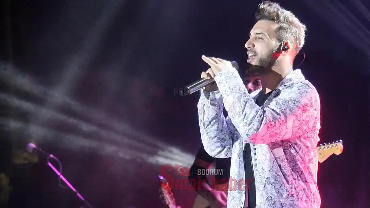 Emre Kaya Bodrum Kalesinde Sarı Yaz Etkinliklerinde Halka Konser Verdi