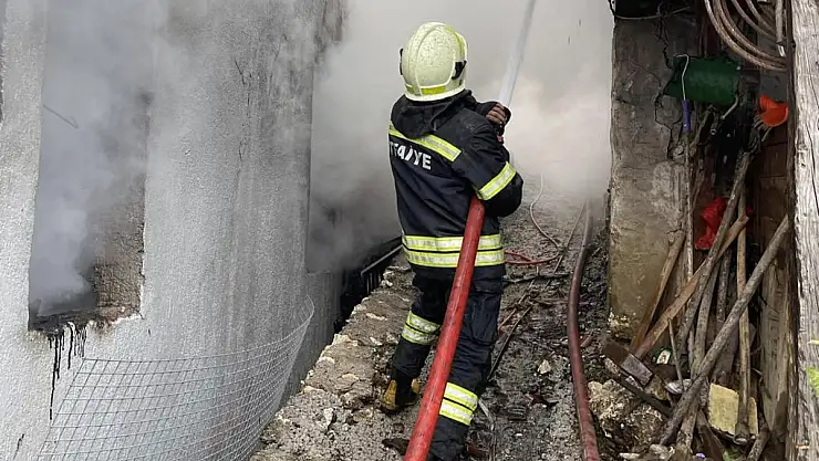 Ev Deposunda Çıkan Yangın Büyümeden Söndürüldü