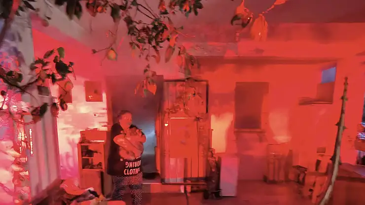 Evde çıkan yangında kediyi ekipler güvenle tahliye etti