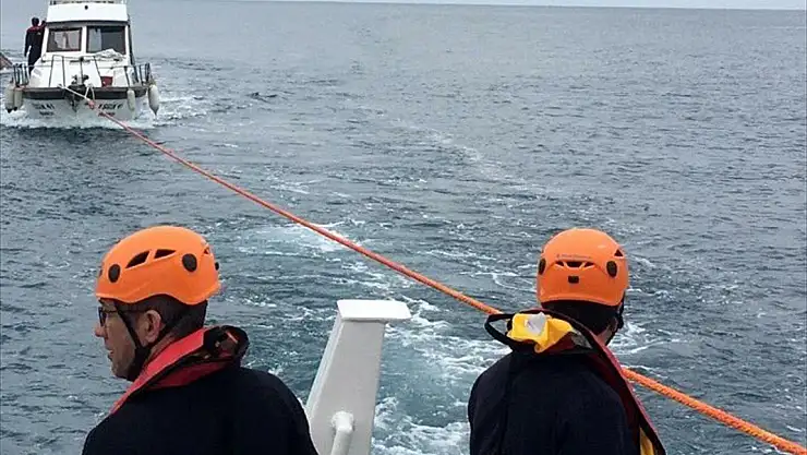Fethiye açıklarında sürüklenen teknedeki 3 kişi kurtarıldı