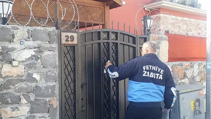 Fethiye'de hayvanlara zarar verdiği gerekçesiyle yasaklanan bahçe duvarlarındaki jiletli teller sökülüyor