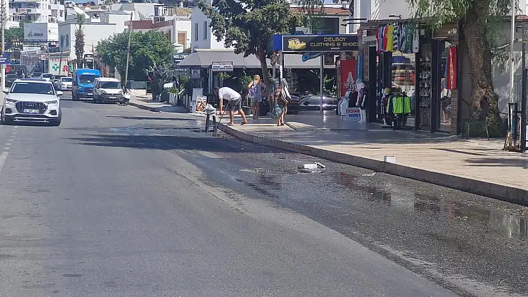 Foseptik Suları Sokaklara Aktı Kokudan Turistler Mekanları Boşalttı