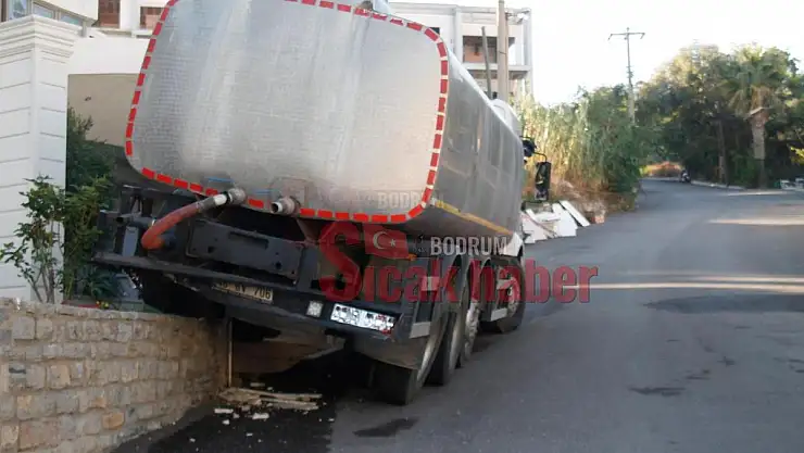 Freni Patlayan Tanker Park Halindeki Araca Çarptı