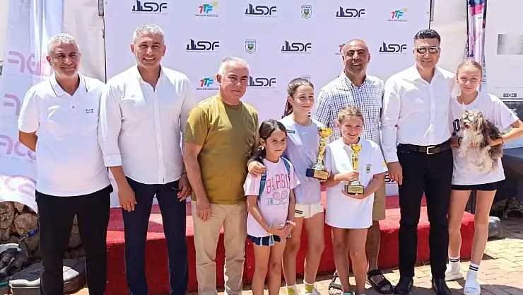 Genç raketler Bodrum'da şampiyonluk için ter döktü