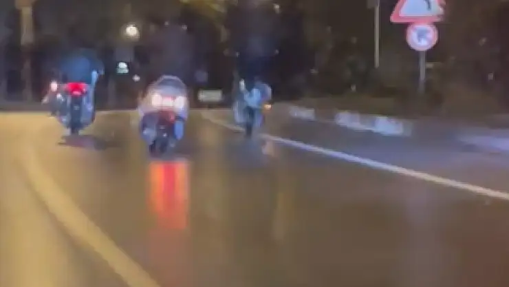 Gençler Hem Kendilerini Hem Diğer Sürücüleri Tehlikeye Atıyor