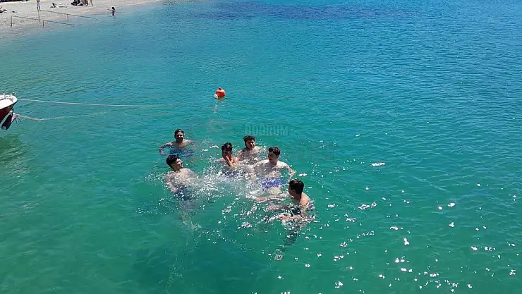 Gençler Sıcak Havanın Tadını Çıkarttı