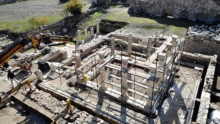 'Gladyatörler kenti'nin Batı Caddesi sütunları ile ayağa kaldırılıyor