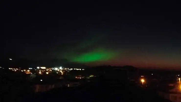 Gökyüzü mor ve yeşile büründü