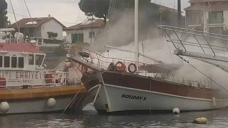 Gulet Tekne Alevlere Teslim Oldu