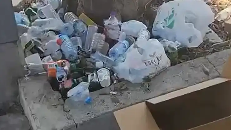 Gümbet'te duyarsızlık kamerada: yol kenarı çöplüğe döndü
