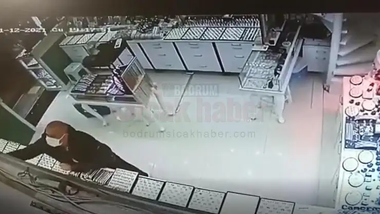 Gümüşçü Dükkanlarına Dadanan Şüpheli Şahıs Güvenlik Kameralarına Yakalandı