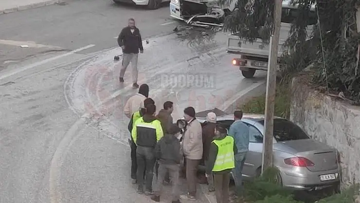 Gündoğan'da Kafa Kafaya Çarpışan Araçlarda 1 Kişi Yaralandı