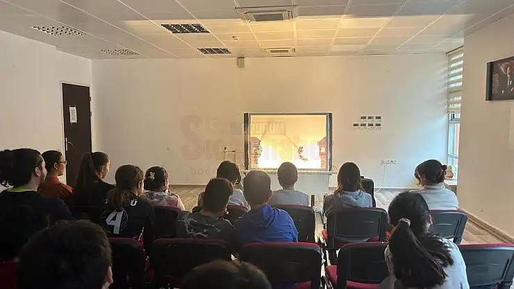 'Hacivat ve Karagöz' Gölge Oyunu Sergilendi