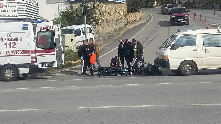Hafif Ticari Araç ile Motosiklet Çarpıştı : 1 Yaralı