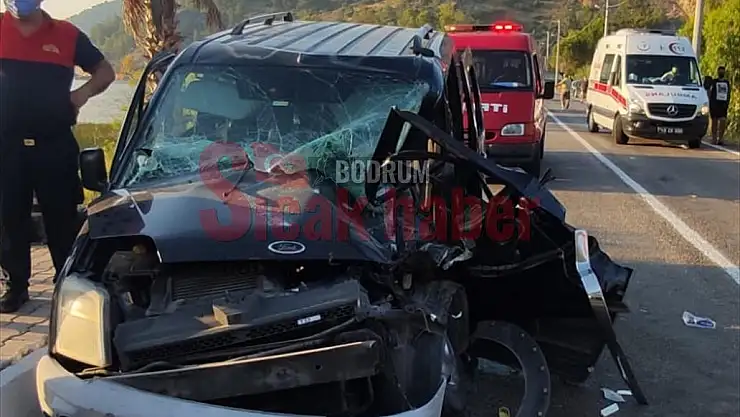 Hafif ticari araç ve kepçe çarpıştı: 4 yaralı