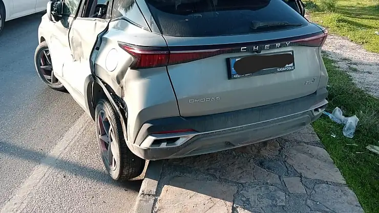 Hafriyat Kamyonu Aracı Sıkıştırdı Biri çocuk 3 Yaralı