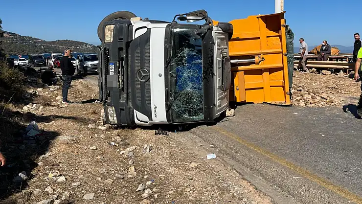 Hafriyat Kamyonu Yola Devrildi, 2 Yaralı