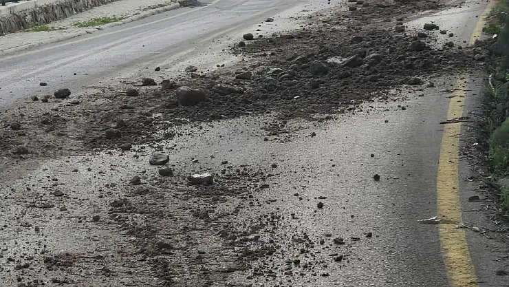 Damperi Açılan Hafriyat Kamyonu Yükünü Yola Döktü
